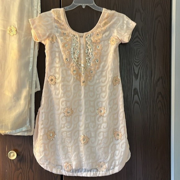 Handmade Sari and Dupatta Scarf in a beautiful peach color. Size Small - Picture 2 of 12